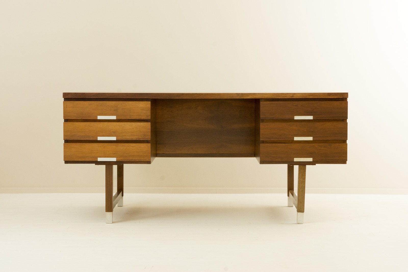 desk by kaikristiansen